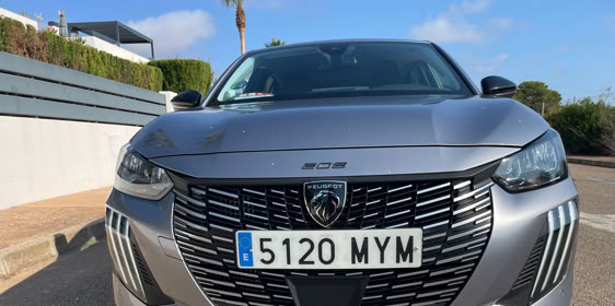 Der elegante Peugeot 208 Hybrid unter der NP NEARLY PERFECT Profi Lupe