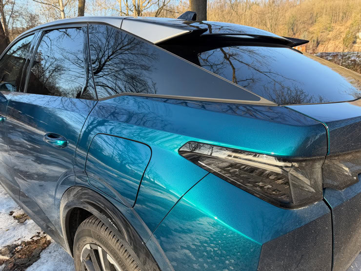 Heck NP NEARLY PERFECT DER VOLLELEKTRISCHE PEUGEOT E-3008 GT UNTER DER NP PROFI LUPE