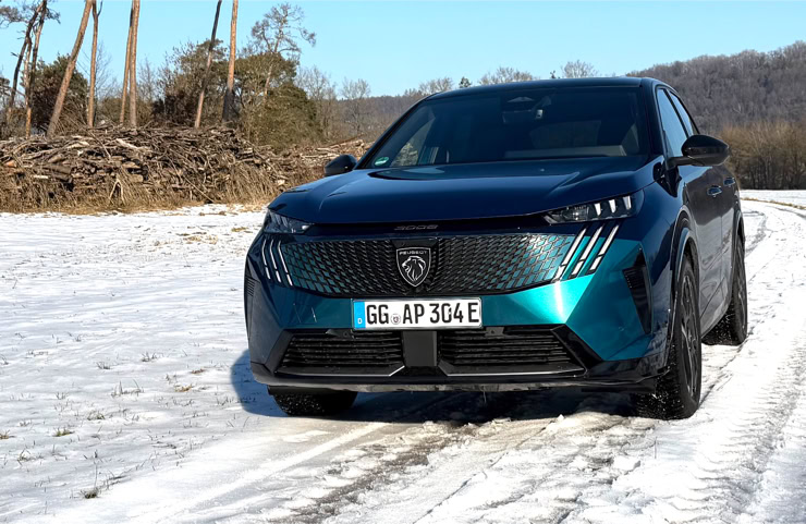 Front NP NEARLY PERFECT DER VOLLELEKTRISCHE PEUGEOT E-3008 GT UNTER DER NP PROFI LUPE