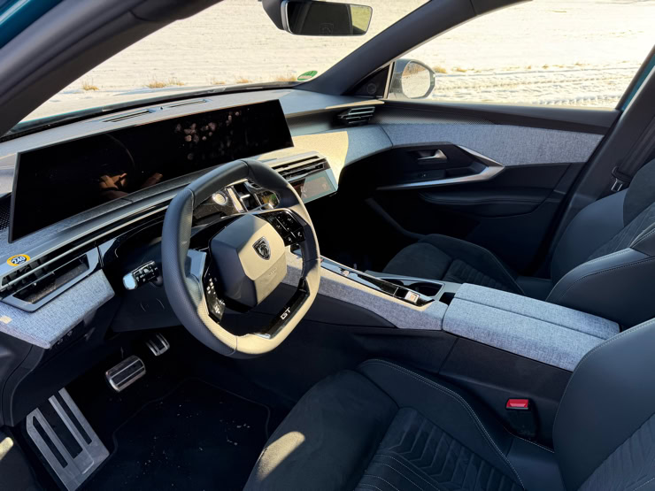 Cockpit NP NEARLY PERFECT DER VOLLELEKTRISCHE PEUGEOT E-3008 GT UNTER DER NP PROFI LUPE