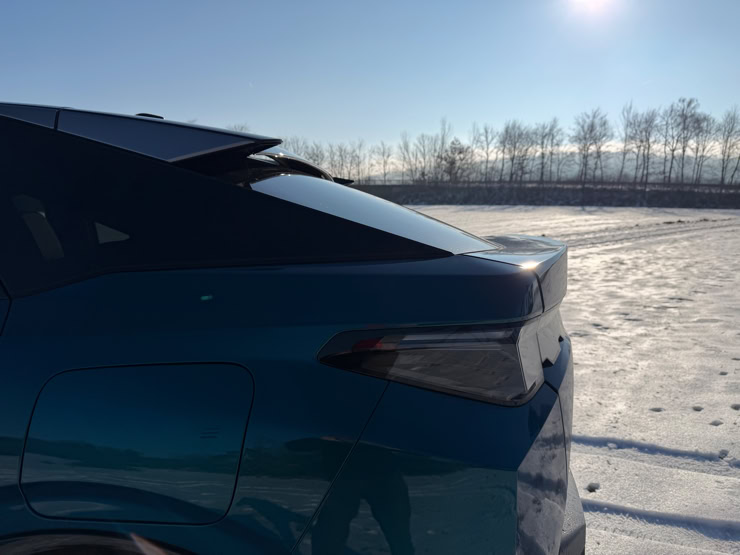 Winter NP NEARLY PERFECT DER VOLLELEKTRISCHE PEUGEOT E-3008 GT UNTER DER NP PROFI LUPE