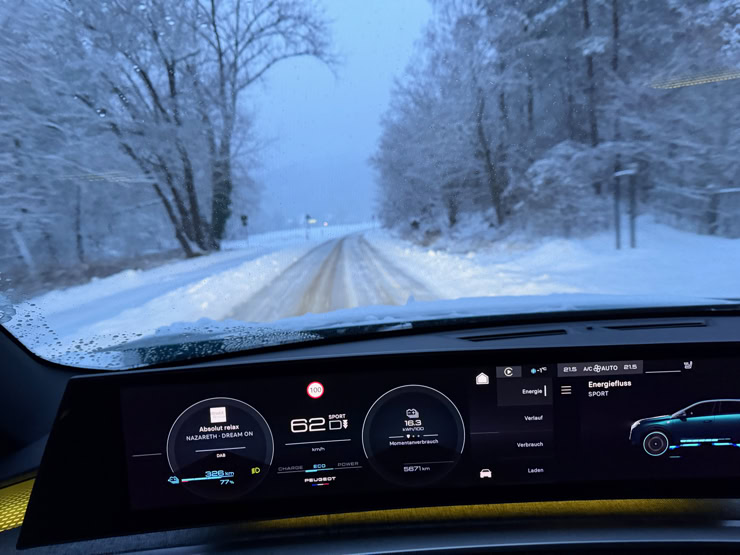 Handling NP NEARLY PERFECT DER VOLLELEKTRISCHE PEUGEOT E-3008 GT UNTER DER NP PROFI LUPE