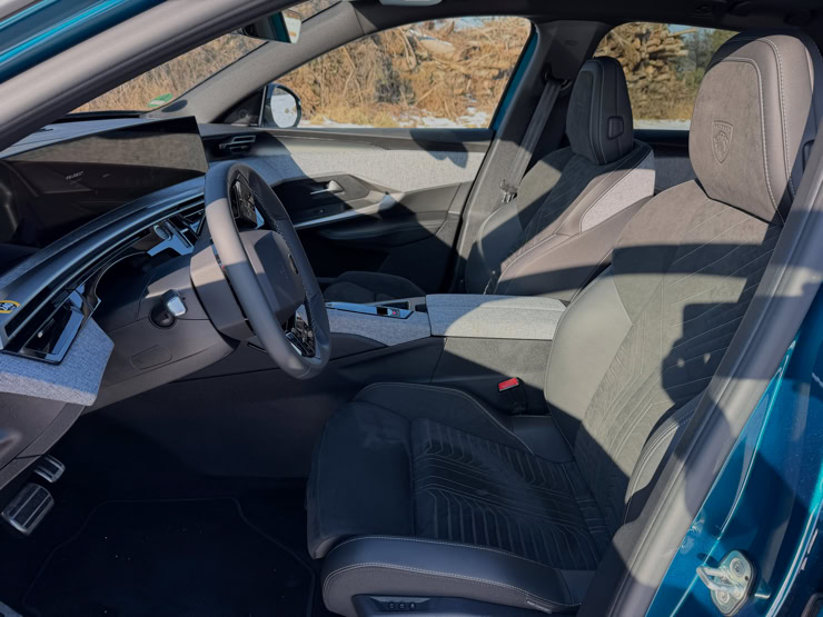 Sitze NP NEARLY PERFECT DER VOLLELEKTRISCHE PEUGEOT E-3008 GT UNTER DER NP PROFI LUPE